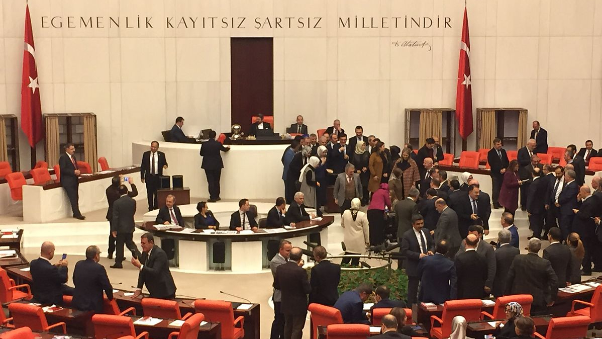 Auf dem Bild ist ein gefülltes türkisches Parlament.