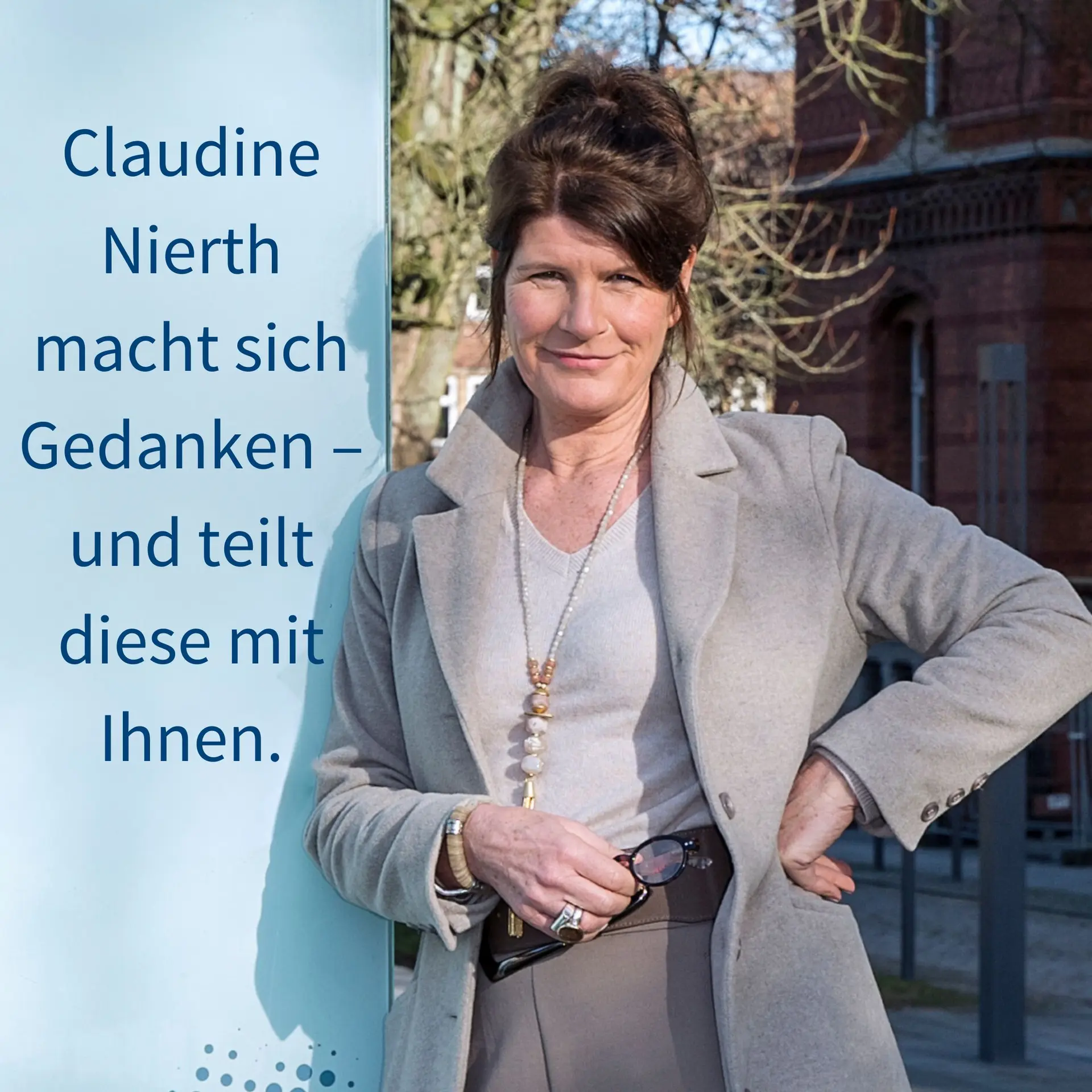 Links steht "Claudine Nierth macht sich Gedanken – und teilt diese mit Ihnen.". Rechts steht Claudine Nierth mit einem Arm in der Hüfte.