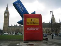 Volksabstimmung über die EU-Verfassung: Eine Aktion vor dem Parlament (Big Ben) vor dem Parlament in Westminster, London.