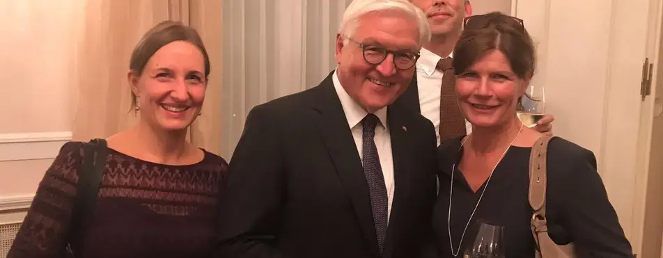 Auf dem Bild sind vier Personen, unter anderem Frank Walter Steinmeier und Claudine Nierth.