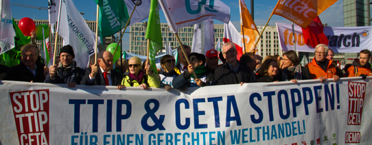 (Demo-Frontbanner | Foto by Edda Dietrich | Lizenz: CC BY-SA 2.0) Auf dem Foto ist ein Protest gegen TTIP & CETA zu sehen.