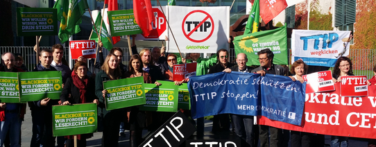 Ein Protest gegen TTIP findet vor dem Kanzleramt statt.
