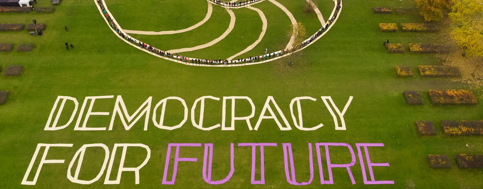 Luftaufnahme der Aktion "Democracy for Future" vor dem Berliner Reichstag