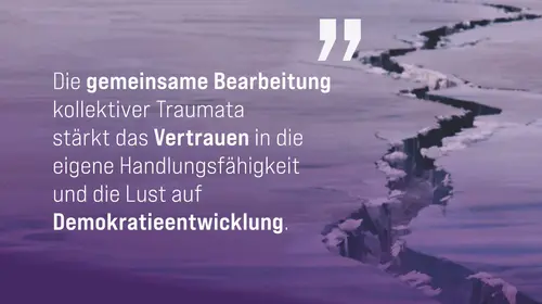 Auf dem Bild sind zwei Eisplatten, die auseinander gebrochen sind, mit dem Text: Die gemeinsame Bearbeitung kollektiver Traumata stärkt das Vertrauen in die eigene Handlungsfähigkeit und die Lust auf Demokratientwicklung.