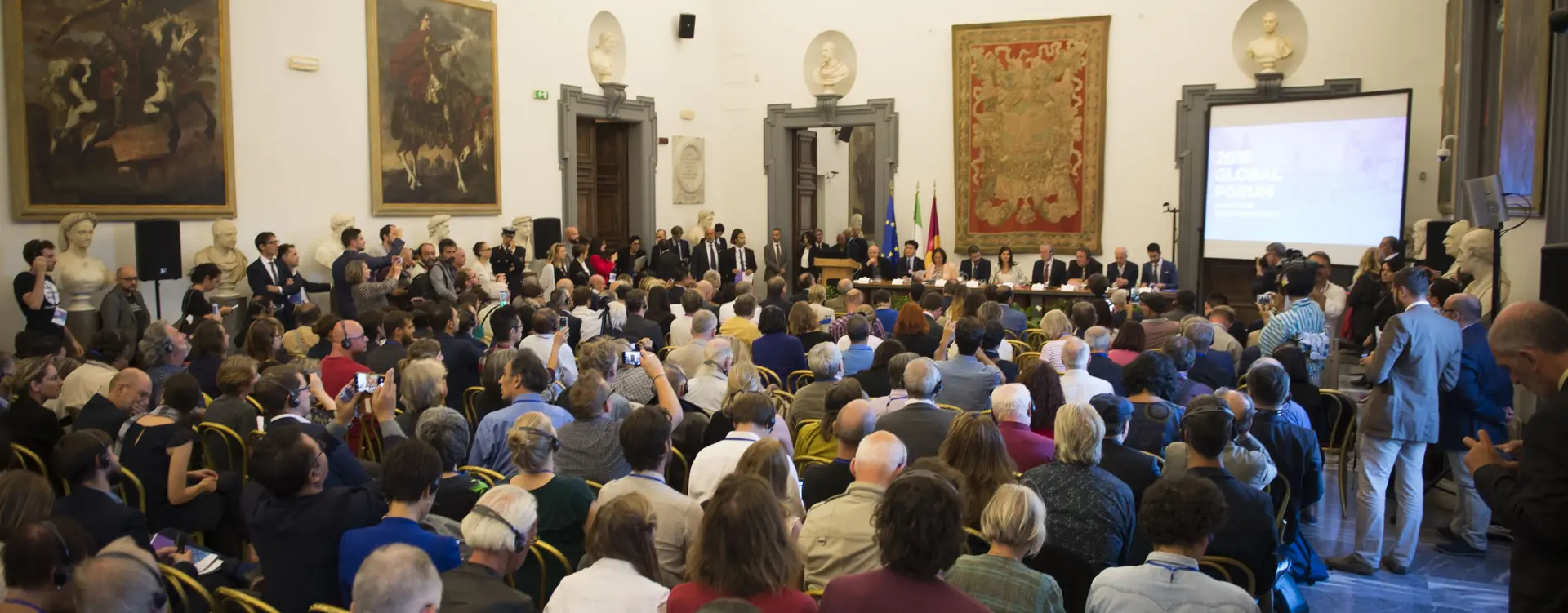 Auf dem Bild ist eine Konferenz mit circa 100 Menschen.