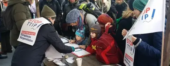 Zu sehen ist ein Informationsstand von Mehr Demokratie gegen TTIP.