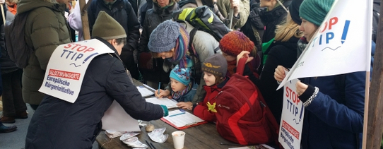 header bundesnewsletter stopttip (FÜR NEWSLETTER) Zu sehen ist ein Informationsstand von Mehr Demokratie gegen TTIP.