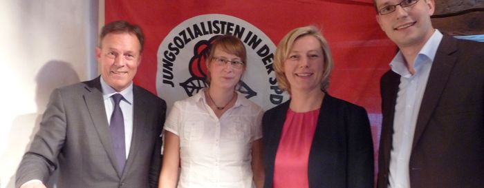 2013-09-09 Koeln-Podium03 Vier Menschen stehen vor einer Flagge der "JUNGSOZIALISTEN IN DER SPD".