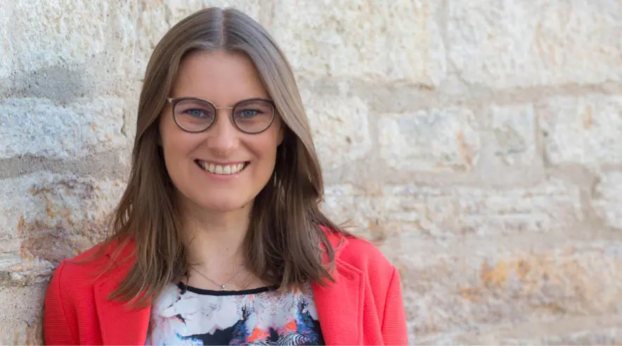 Ein Porträt von Sarah Haendel. Sie ist Europa-Koordinatorin.