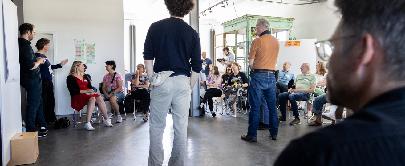 Eine Aufstellung findet statt, mehrere Personen stehen im Raum.