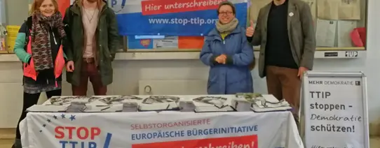 (Humboldt-Universität zu Berlin | Quelle: Mehr Demokratie e.V. | Lizenz: CC BY-SA 2.0) Ein Infostand von Mehr Demokratie gegen TTIP ist zu sehen.