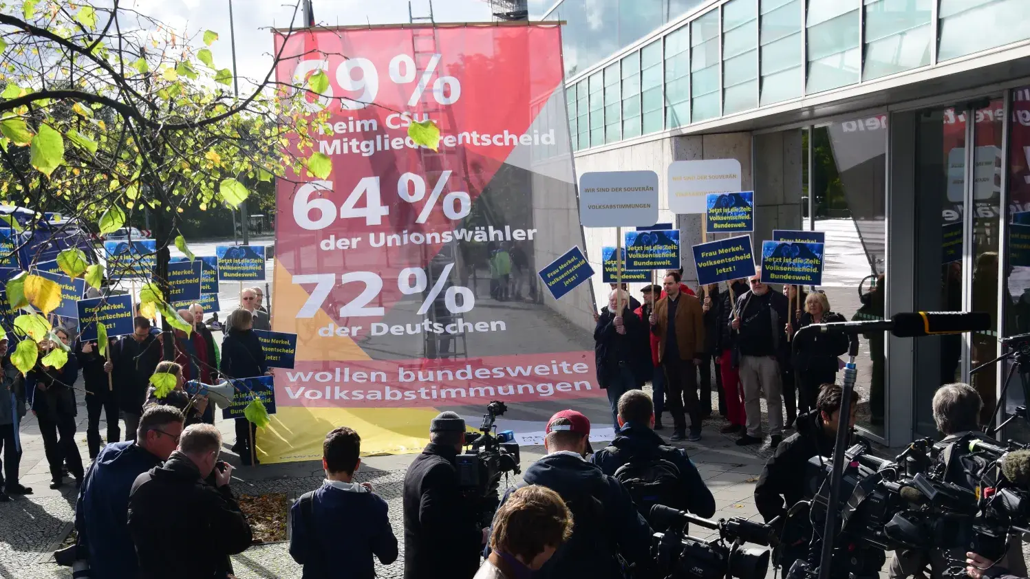 Auf dem Bild ist ein Protest zu sehen mit der Aussagen, dass ein Großteil der Deutschen einen bundesweiten Volksentscheid wollen.