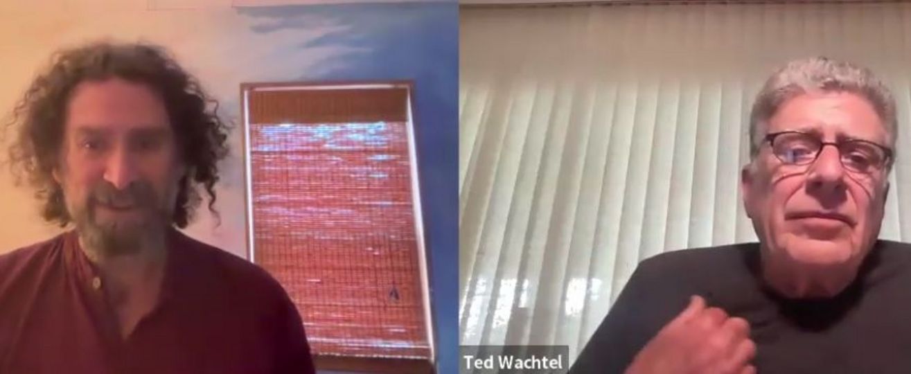 Bildschirmfoto aus einem YouTube-Video mit Josh und Ted Wachtel. Beide blicken aus Bild-Kacheln der Videokonferenz-Plattform Zoom in die Kamera