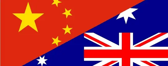 (Grafik by Johnson Moy | CC BY 3.0 DE) Auf der einen Seite ist die Flagge von China und auf der anderen, die von Australien.