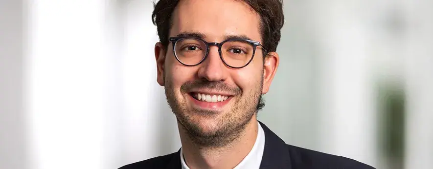 Ein Porträt von Jacob Birkenhäger. Er ist Geschäftsführer vom Nexus Institut.