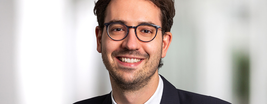 Ein Porträt von Jacob Birkenhäger. Er ist Geschäftsführer vom Nexus Institut.