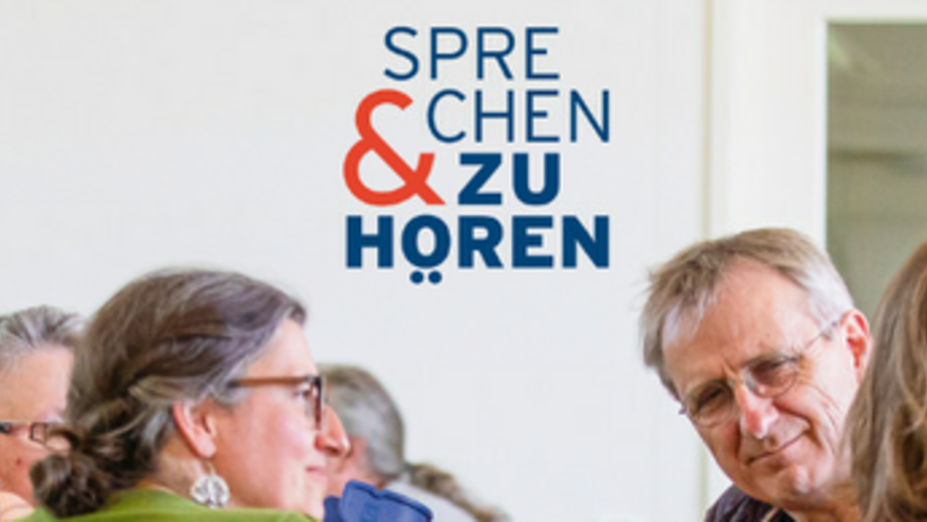 Kleingruppe, ein Mann hört zu.