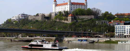 Vom Fluss aus sieht man die Bratislavaer Burg, welche sich in der Hauptstadt der Slowakei befindet.