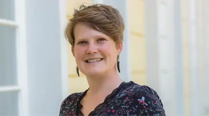 Ein Porträt von Aline Koepen. Verantwortlich für die Leitung der Presse- und Öffentlichkeitsarbeit.