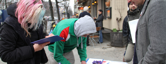 (Quelle: Mehr Demokratie e.V. | Lizenz: CC BY-SA 2.0) Zu sehen, ist ein Infostand von Mehr Demokratie.