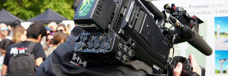 Kamera vor einer Menschenmenge