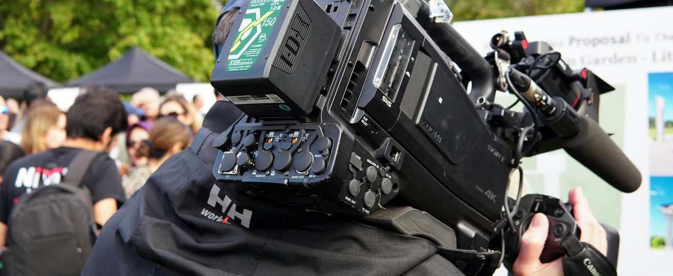 Kamera vor einer Menschenmenge