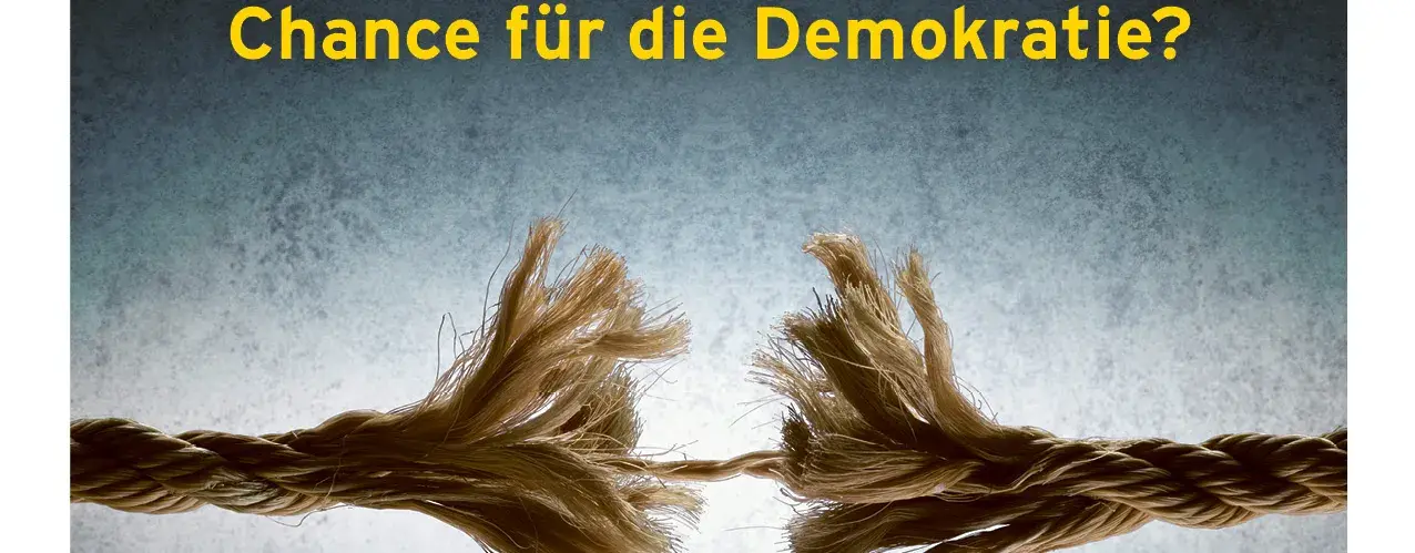 Zu sehen ist das Deckblatt von der Magazin Ausgabe vom 04.2024. Dort ist ein fast gerissenes Hanfseil zu sehen, welches nur noch mit einem Strang zusammengehalten wird. Mittig-oben steht im Vordergrund: Krise der Politik, Absatz Chance für die Demokratie?