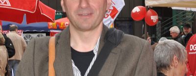 (Moritz Klingmann präsentiert bei einer Maikundgebung in Schwenningen die Visitenkarte) Ein Foto von Moritz Klingmann.