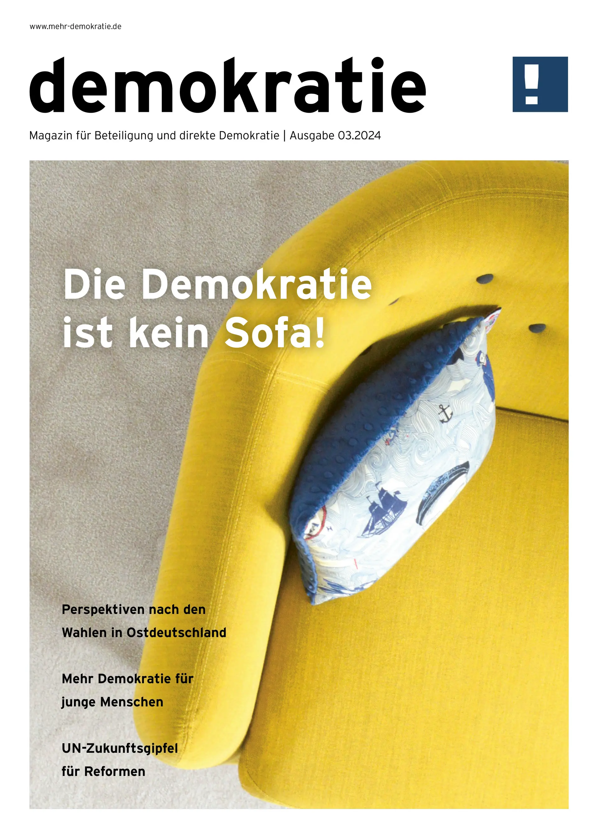 Zu sehen ist das Deckblatt von der Magazin Ausgabe vom 03.2024. Dort ist ein gelbes Ecksofa von oben zu sehen mit einem Kissen. Oben-mittig steht Die Demokratie, Absatz ist kein Sofa.