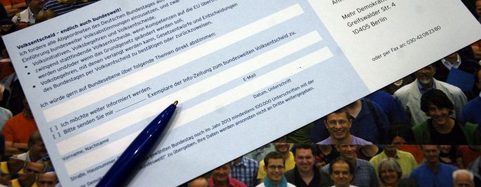 Fotos und Videos Ein Zettel zum ausfüllen, mit der Überschrift "Volksentscheid-endlich auch bundesweit!", ist zu sehen.