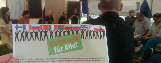 Auf dem Bild ist der Flyer für "Wahlrecht für Alle!" im Fokus.