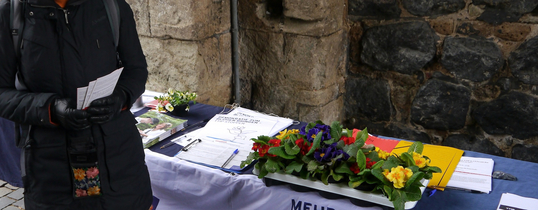 Zu sehen ist ein Informationsstand, gegen TTIP.