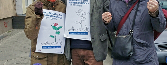 Zu sehen ist ein Protestmarsch, welcher den Stopp von TTIP & CETA fordert.