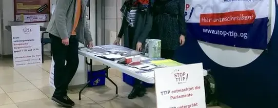 (Uni Bonn | Quelle: Mehr Demokratie e.V. | Lizenz: CC BY-SA 2.0) Ein Infostand von Mehr Demokratie gegen TTIP ist zu sehen.