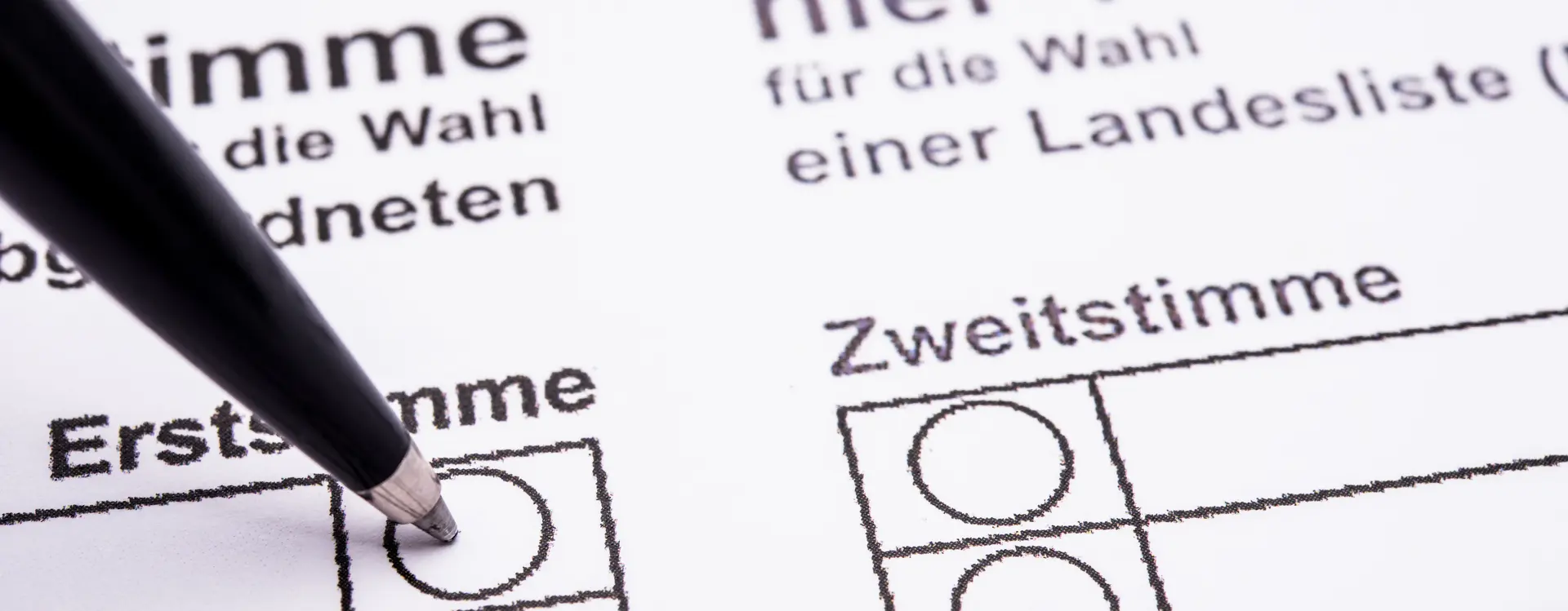 Auf dem Bild wird gerade ein Kreuz bei der Erststimme gemacht.