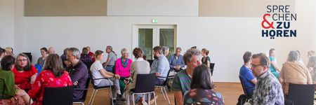 Menschen in Stuhlkreisen (3-4 Personen) in einem hellen Saal, oben rechts das Logo „Sprechen & Zuhören".