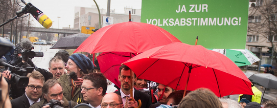 Zu sehen ist ein Protestmarsch, gegen TTIP und CETA.