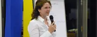 Eine Frau hält einen Vortrag.