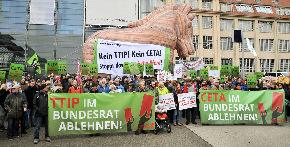 Vor dem trojanischen Pferd ist ein Protest.