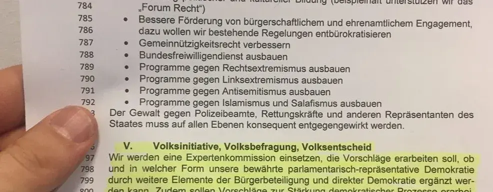 Ein Blatt Papier, worauf "Volksinitiative, Volksbefragung, Volksentscheid" und der Text darunter gelb markiert ist.