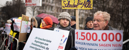 Zu sehen ist ein Protestmarsch, gegen TTIP und CETA.