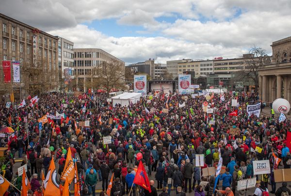 Ein Protest mit sehr sehr vielen Menschen gegen CETA & TTIP.