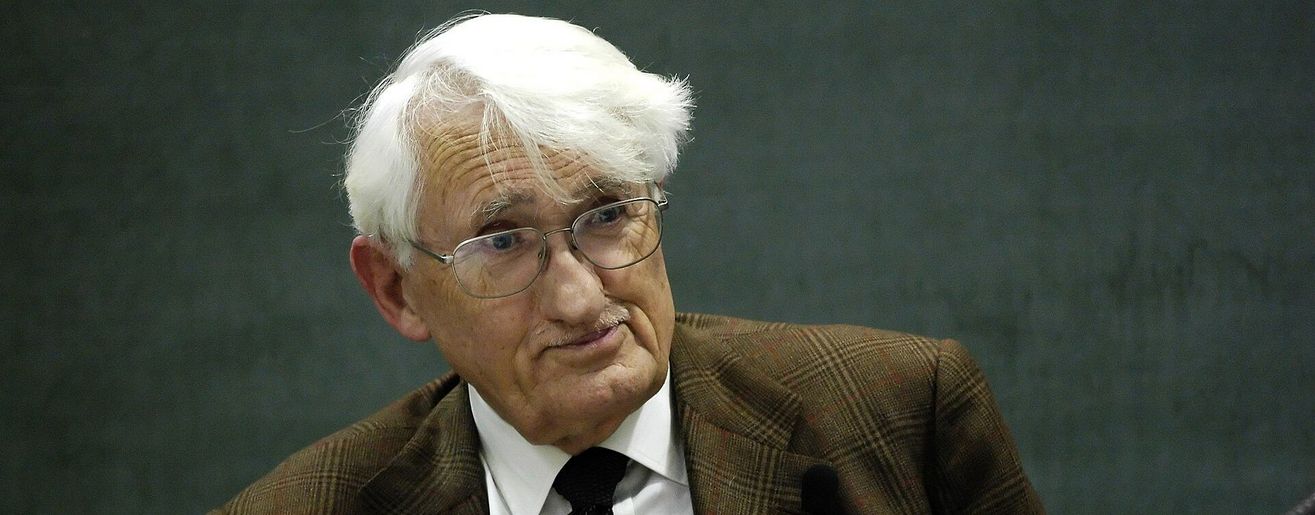 Der deutsche Philosoph und Soziologe Jürgen Habermas sitzt bei einer öffentlichen Veranstaltung und blickt aufmerksam zur Seite. Das 2008 aufgenommene Foto zeigt den einflussreichen Vertreter der Kritischen Theorie in einer Gesprächssituation.