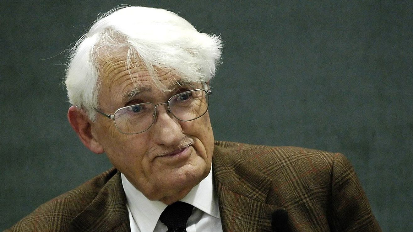 Der deutsche Philosoph und Soziologe Jürgen Habermas sitzt bei einer öffentlichen Veranstaltung und blickt aufmerksam zur Seite. Das 2008 aufgenommene Foto zeigt den einflussreichen Vertreter der Kritischen Theorie in einer Gesprächssituation.
