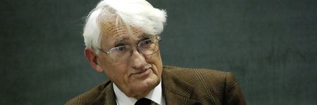 Der deutsche Philosoph und Soziologe Jürgen Habermas sitzt bei einer öffentlichen Veranstaltung und blickt aufmerksam zur Seite. Das 2008 aufgenommene Foto zeigt den einflussreichen Vertreter der Kritischen Theorie in einer Gesprächssituation.