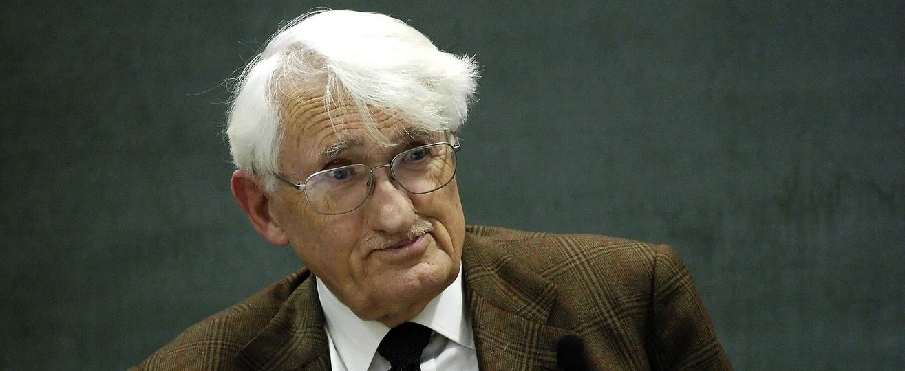 Der deutsche Philosoph und Soziologe Jürgen Habermas sitzt bei einer öffentlichen Veranstaltung und blickt aufmerksam zur Seite. Das 2008 aufgenommene Foto zeigt den einflussreichen Vertreter der Kritischen Theorie in einer Gesprächssituation.