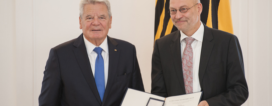 (Vorstandssprecher Ralf-Uwe Beck erhält am 1. Oktober 2015 das Bundesverdienstkreuz von Bundespräsident Joachim Gauck | Lizenz: Copyright by Bundesregierung / Sebastian Bolesch) Auf dem Bild ist Ralf-Uwe Beck und Joachim Gauck.