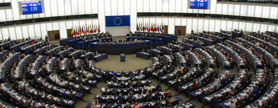 (Abstimmung im EU-Parlament | Foto by Edda Dietrich | Lizenz: CC BY-SA 2.0) Zu sehen ist eine volles Europa Parlament.