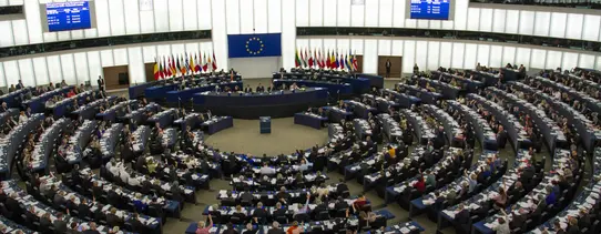 Zu sehen ist eine volles Europa Parlament.