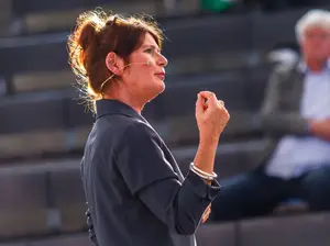 Claudine Nierth hält eine Rede.